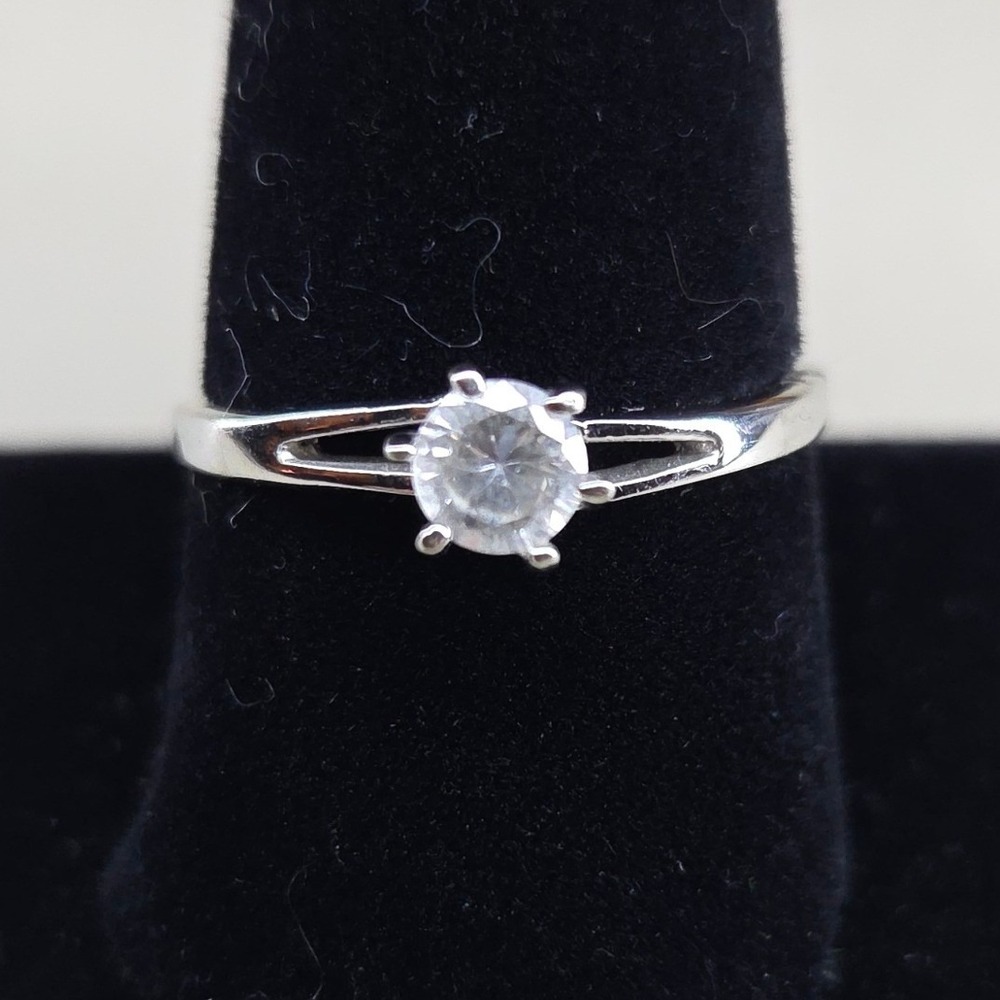 Silver Tone Round Cut‎ Cubic Zirconia Solitaire Split Shank Ring Size 10.25